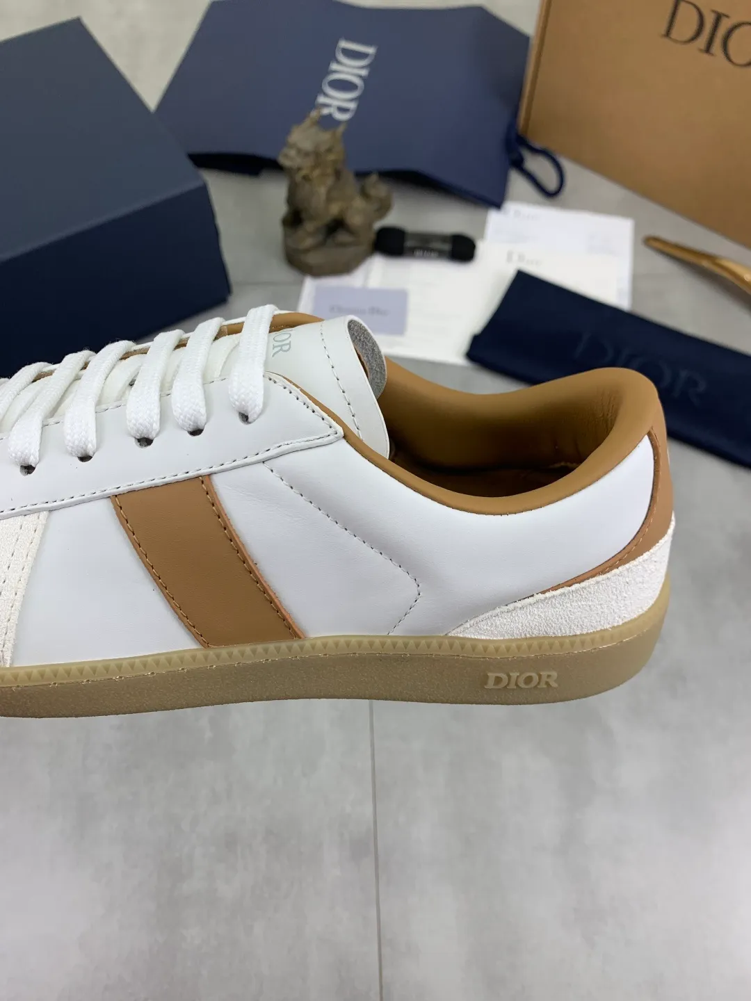 Men's men's shoes 💰P542 New Dior B01 top version of moral training shoes! ! ! White first-layer cowhide, fully oiled upper, original TPU molded outsole. New to the Fall 2025 collection, this sneaker marks the return of Dior’s classic style, reinterpreted in a stylish and elegant silhouette. Crafted from white smooth first-grain cowhide with a tonal silk sheepskin lining, it features the Dior logo on the tongue and inner sides, and a CD icon on the heel. Paired with Tpu anti-slip soles of the same color, it can be matched with various styles to create a sophisticated look.  Code number: 39-45 Complete package with airplane box